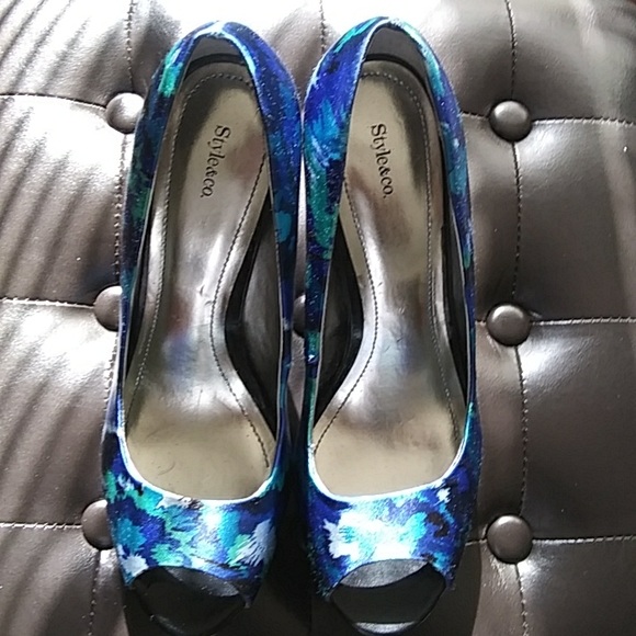 Style & Co. Celine Women’s Peep Toe Heels with Blue Floral Fabric - Picture 3 of 7